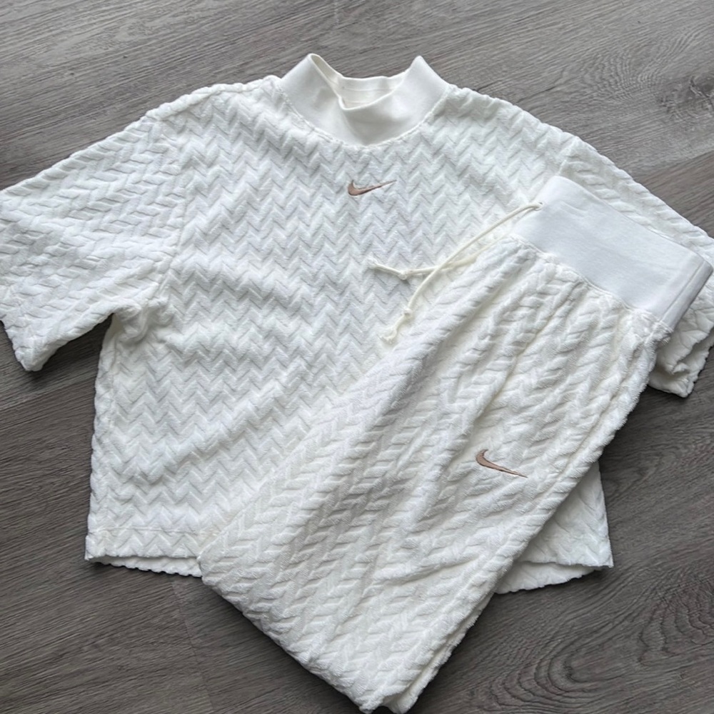 Nike two piece women’s set, never worn only tried on. Towel like material